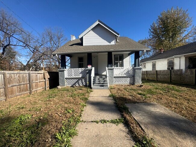 Foto del edificio - Charming 3BR 2BA Home w/ Fenced Yard + Covered Porch in KC