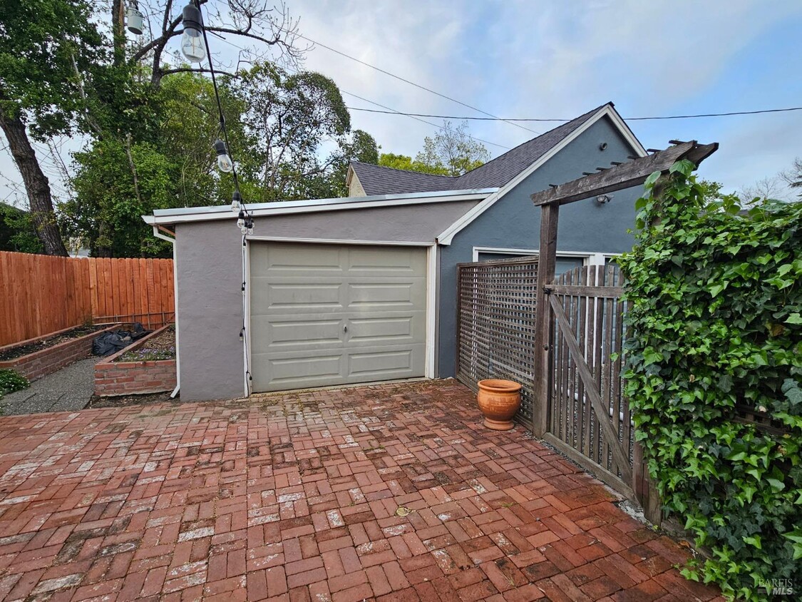Primary Photo - 1466 Oak Ave