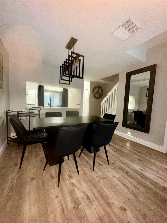 Building Photo - 7821 Sanibel Dr