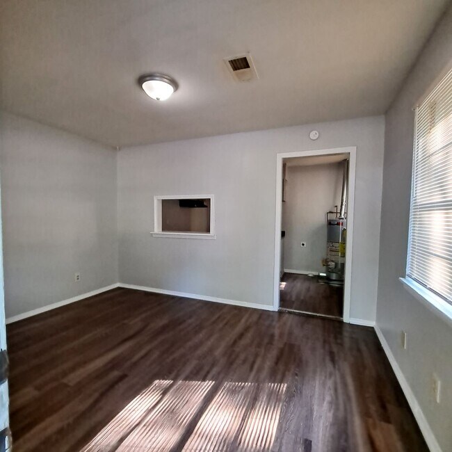 Foto del edificio - First Month Rent Free!! Welcome to 2655 Whitman!