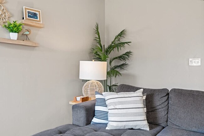 Building Photo - 16730 Suffolk Ave