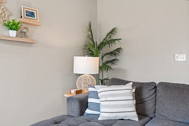 Building Photo - 16730 Suffolk Ave