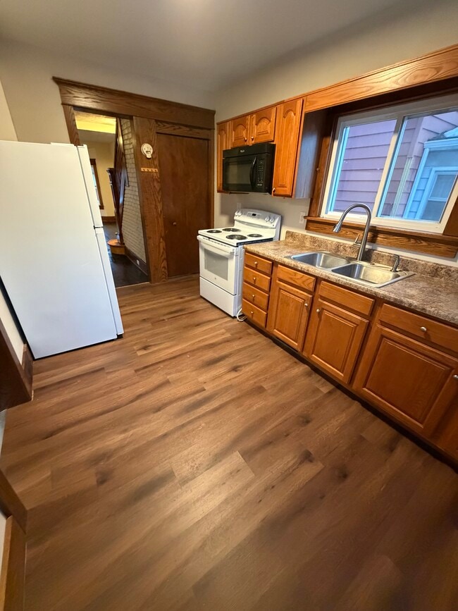 Building Photo - 1056 W 21st St