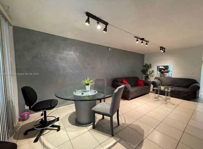 Foto del edificio - 8301 Sands Point Blvd