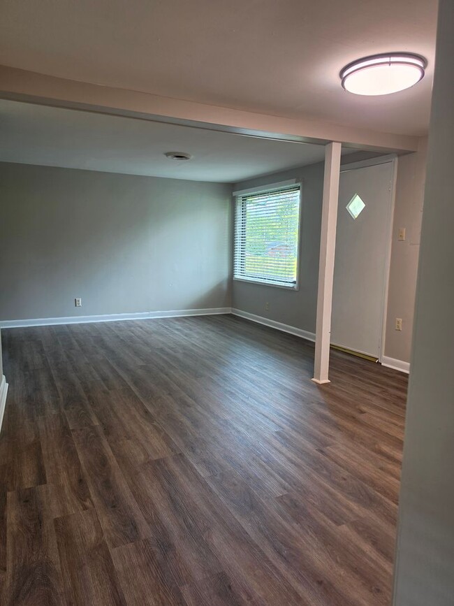 Building Photo - 3 bedroom 1.5 bath with 2-car garage