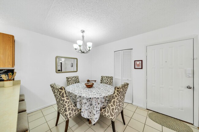 Foto del edificio - 3402 Gardens E Dr