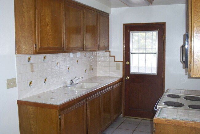 Building Photo - 2630 victoria 2 bedroom 1 bath penthouse