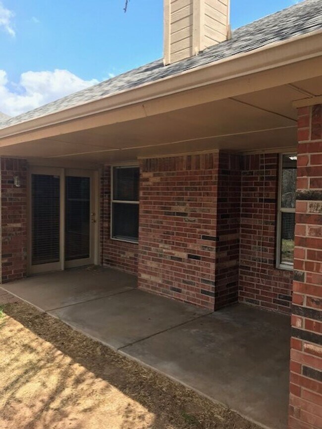 Building Photo - 3 beroom 2 bath home close to OU