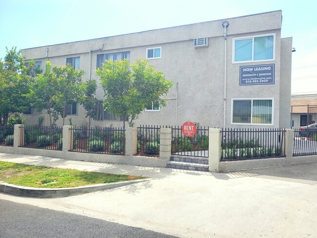 Building Photo - 2315 N Frederic St