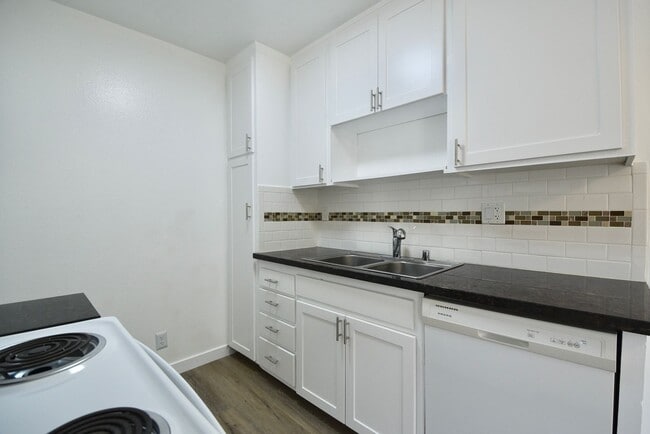 Building Photo - 6115 Whitsett Ave