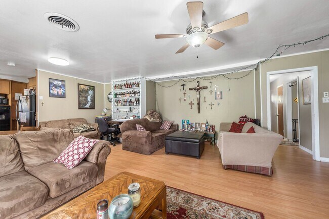 Foto del edificio - August Pre-Lease Available!! 3 Bed, 2 Bath with Huge Backyard and Covered Patio!