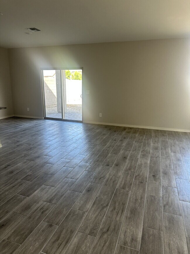 Foto del edificio - Beautiful, Spacious, and Newer Home, Solar Included!