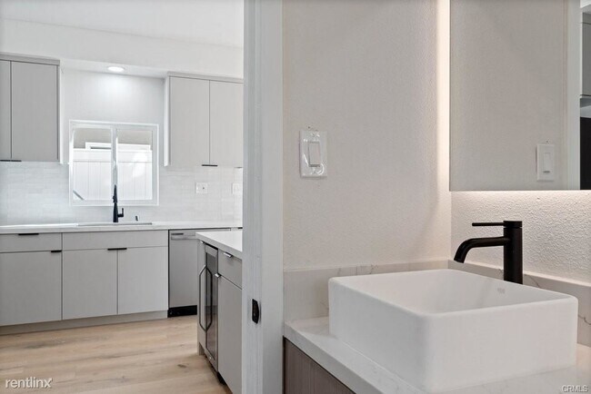 Building Photo - 2 br, 2 bath Condo - 1116 W Balboa Blvd Apt A