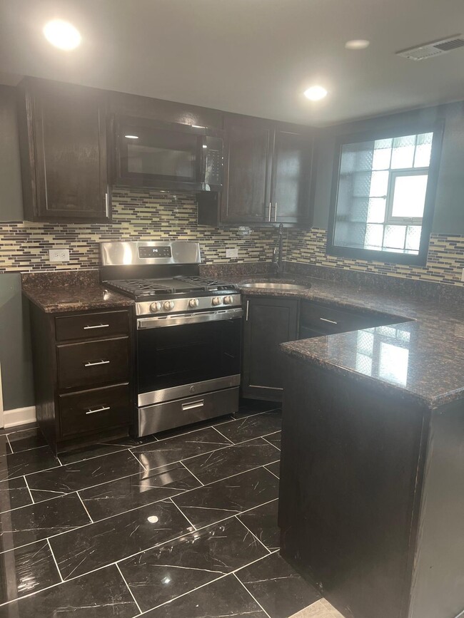 Building Photo - 6164 N Hamilton Ave