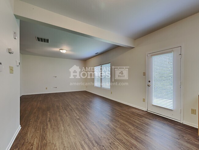 Building Photo - 525 Lakeside Valley Drive