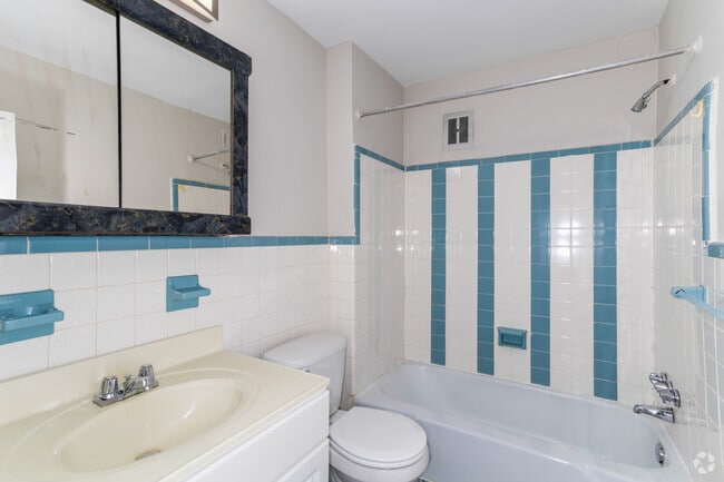 1BR, 1BA - 650-720SF - Bathroom - Algon Arms
