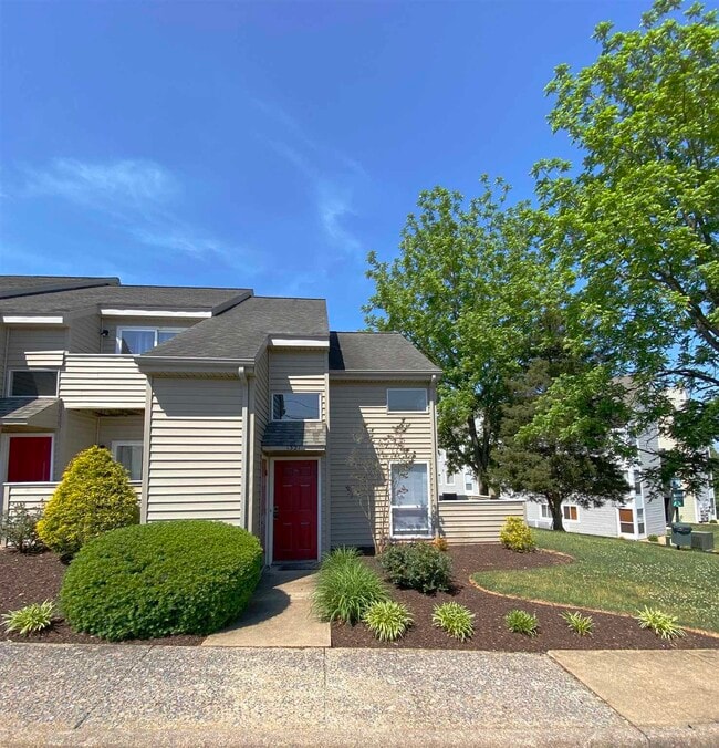 Building Photo - 1321 Bradley Dr