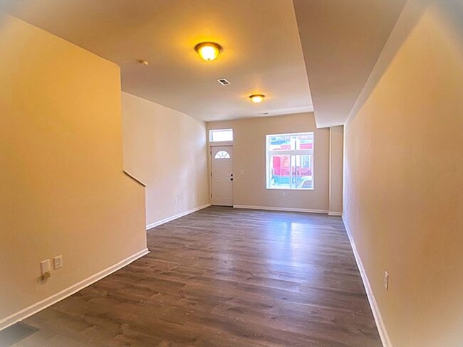 Foto del edificio - BEAUTIFULLY RENOVATED TOWNHOME IN ALLENTOW...