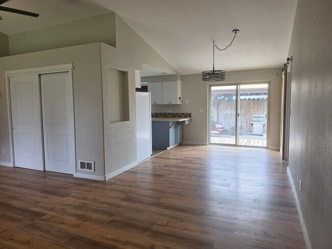 Foto del edificio - 460 N Maple St