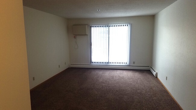 Building Photo - Round Lake Estates