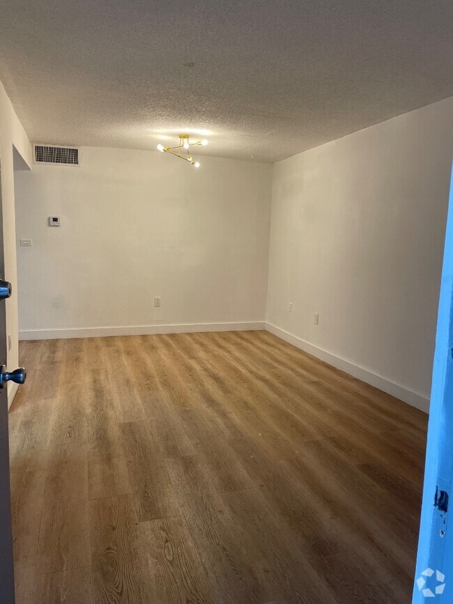Building Photo - 305 W 68th St