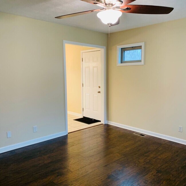Building Photo - 3 br, 1 bath House - 3700 Freedom Way