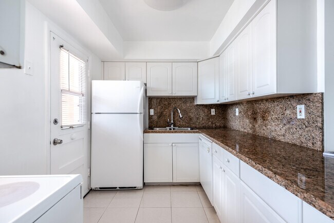 Building Photo - 2999 Point E Dr