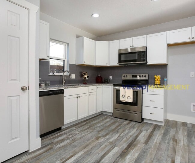 Building Photo - 129 E Torrey St