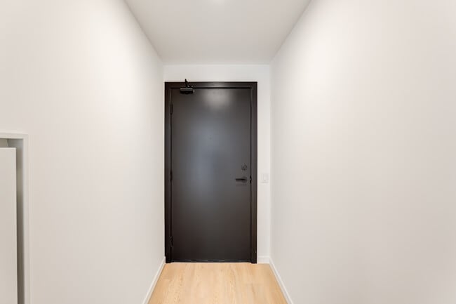 Building Photo - 689 The Queensway