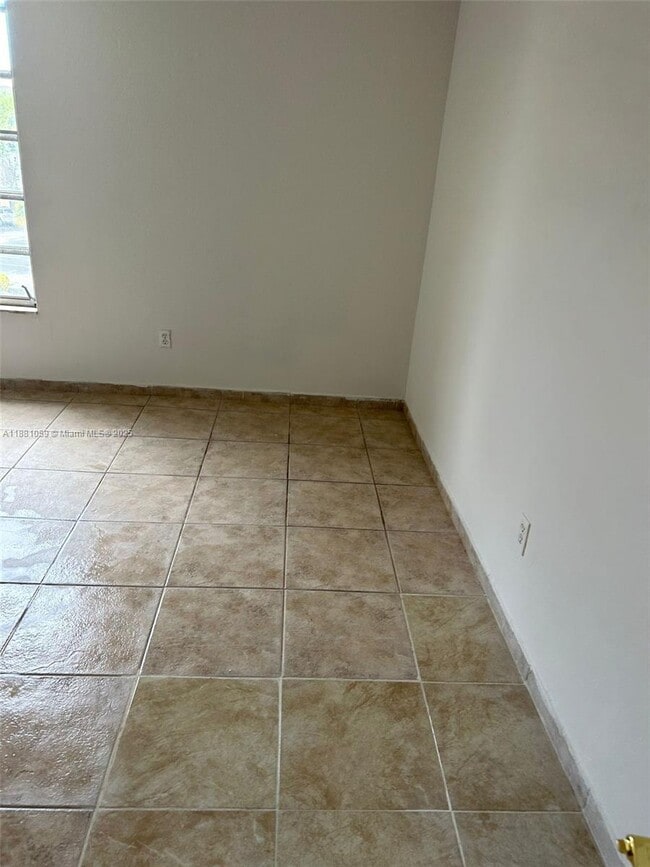 Building Photo - 8840 Fontainebleau Blvd