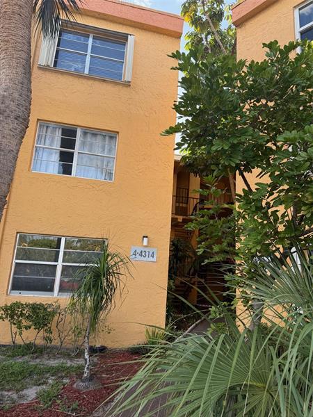 Foto principal - 4314 NW 9th Ave