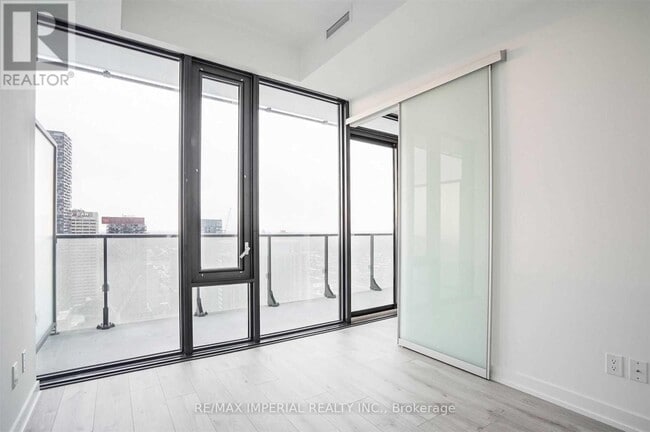 Building Photo - 161 Roehampton Ave