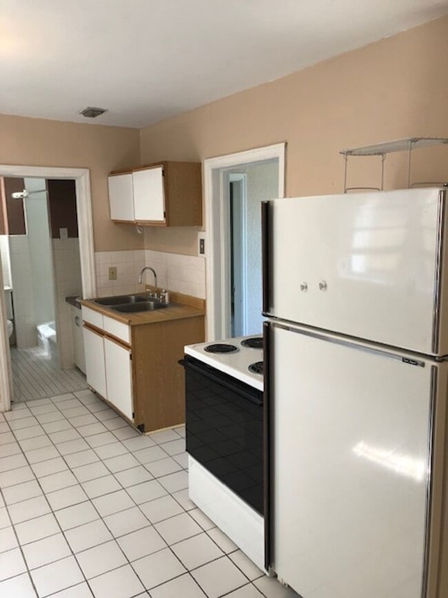 Building Photo - 731 E 7th St