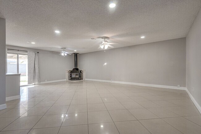 Foto del edificio - Charming Single-Story Home with Open Living Spaces and Large Backyard in Las Vegas