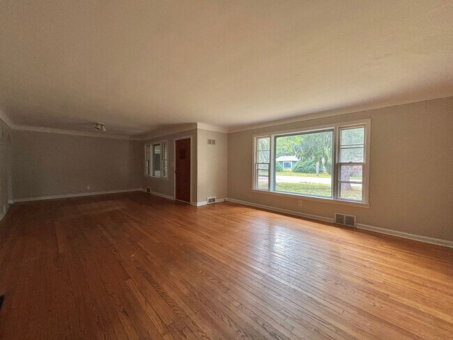 Foto del edificio - 3 Bed/ 1 Bath - Single Family Home