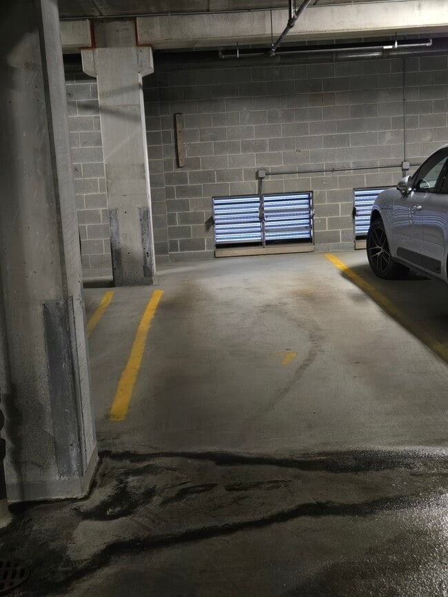 Building Photo - 811 W 15th Pl