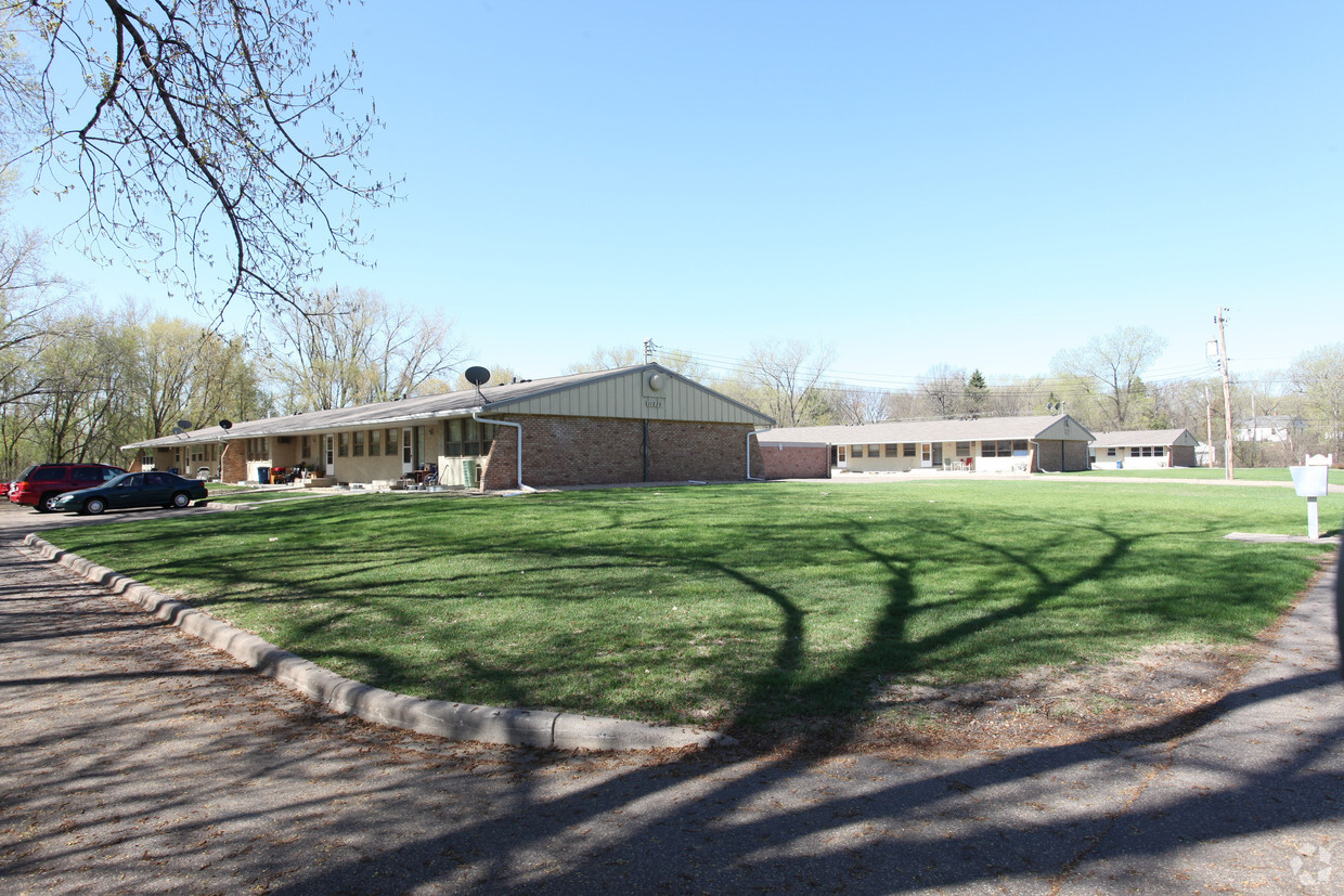 Building Photo - Medicine Lake Villa''s