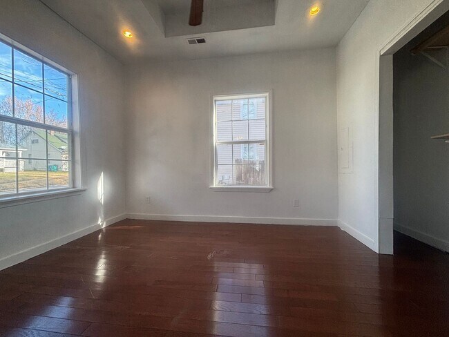 Building Photo - Spacious 3 Bedroom 1 and a Half Bath