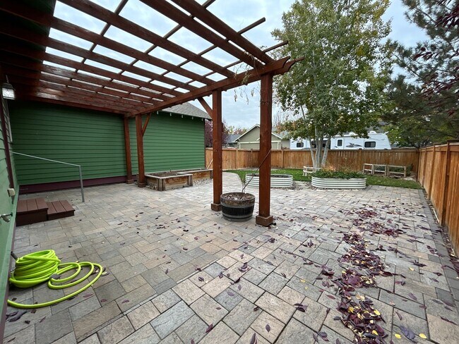 Foto del edificio - 3 Bedroom / 2 Bathroom House in NW Redmond