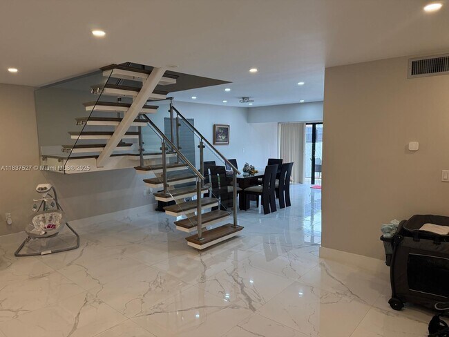 Foto del edificio - 6512 Kendale Lakes Dr