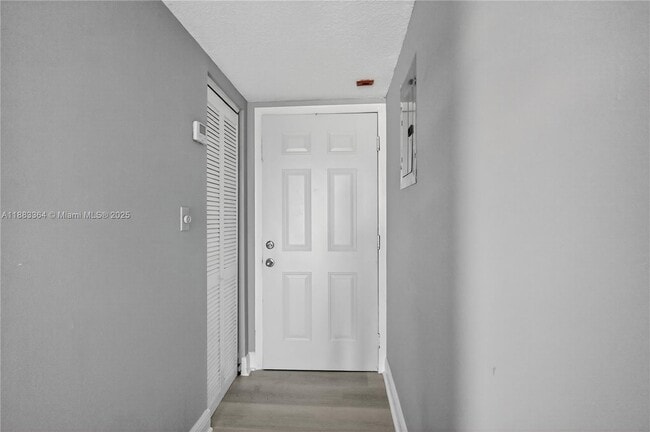 Foto del edificio - 10000 NW 80th Ct