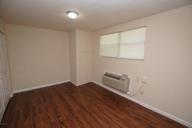 Building Photo - 2975 Dellwood Ave