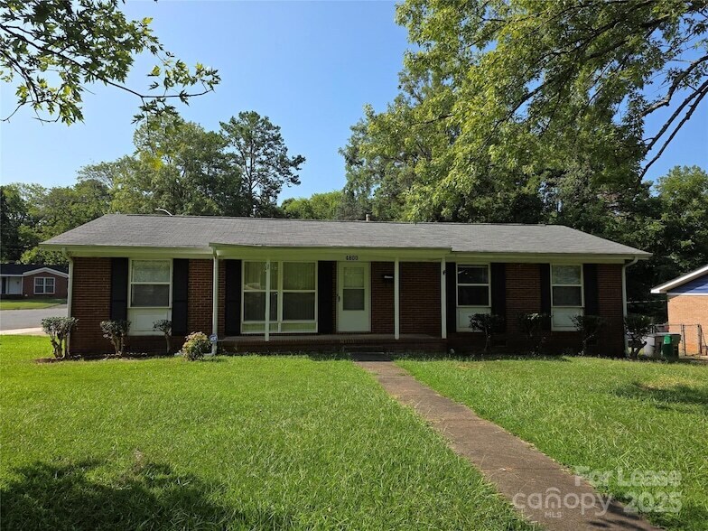 Foto principal - 4800 Crestmont Dr