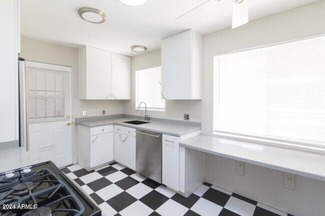 Building Photo - 2111 W Pinchot Ave