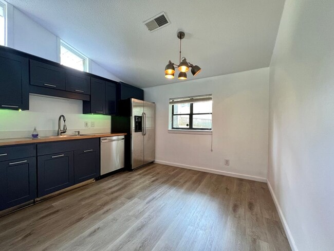 Building Photo - 7435 Westridge Dr
