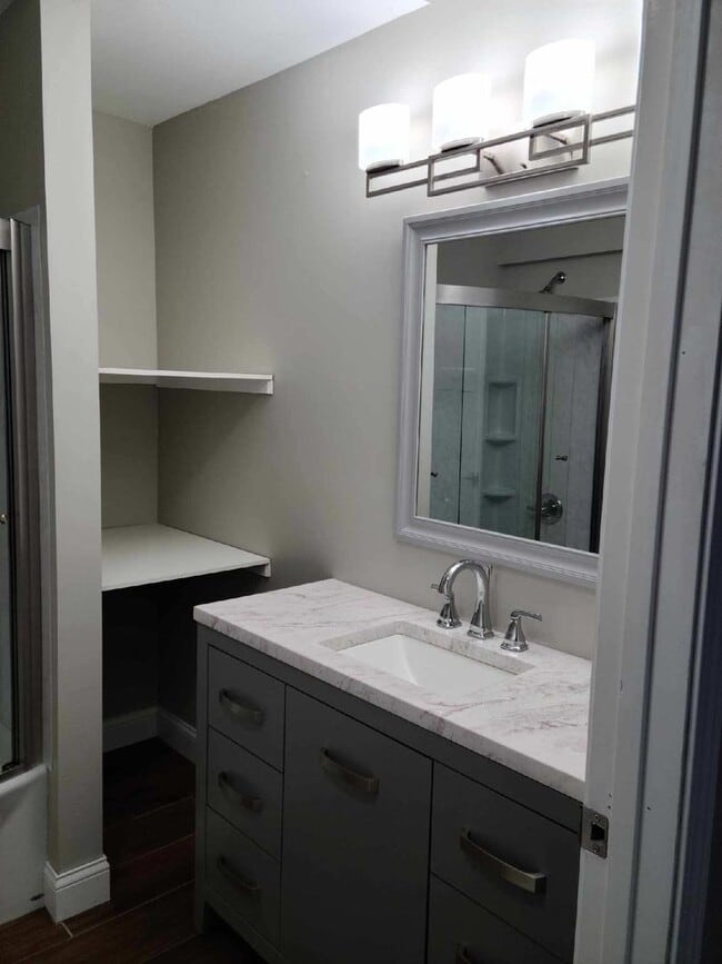 Building Photo - 1 bedroom 1 bath farm setting close to dow...