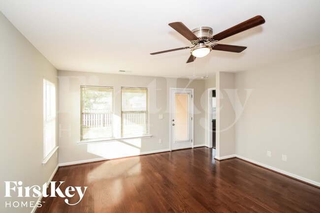 Foto del edificio - 6659 Woodford Ln