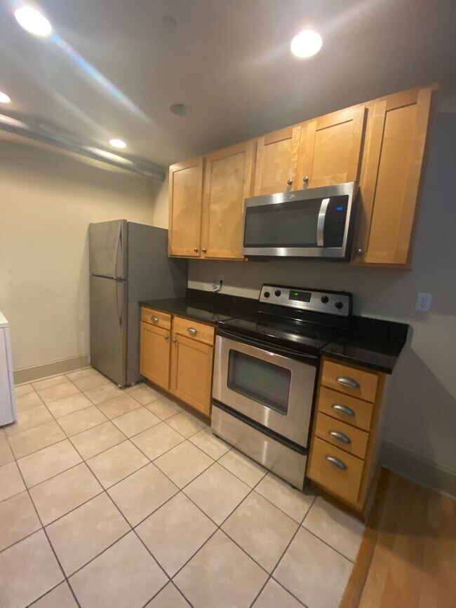 Building Photo - Beautiful 1 Bedroom Loft Apartment with Bo...