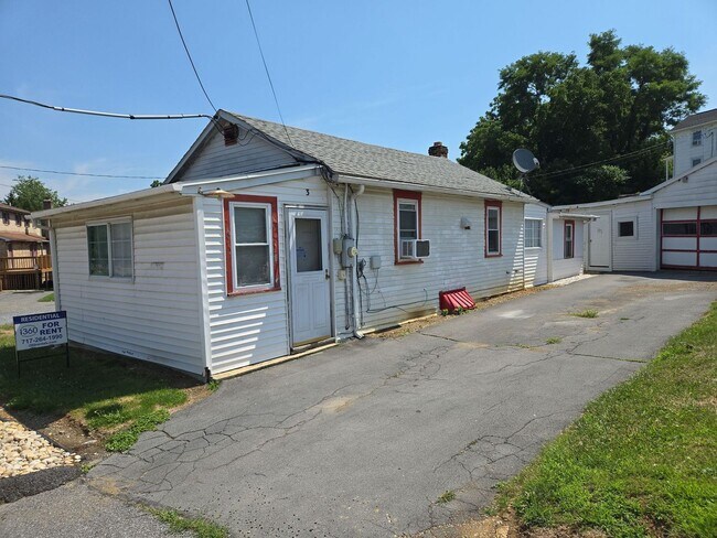 Foto del edificio - Charming 2-Bedroom Single-Family Home with Patio & Storage Shed