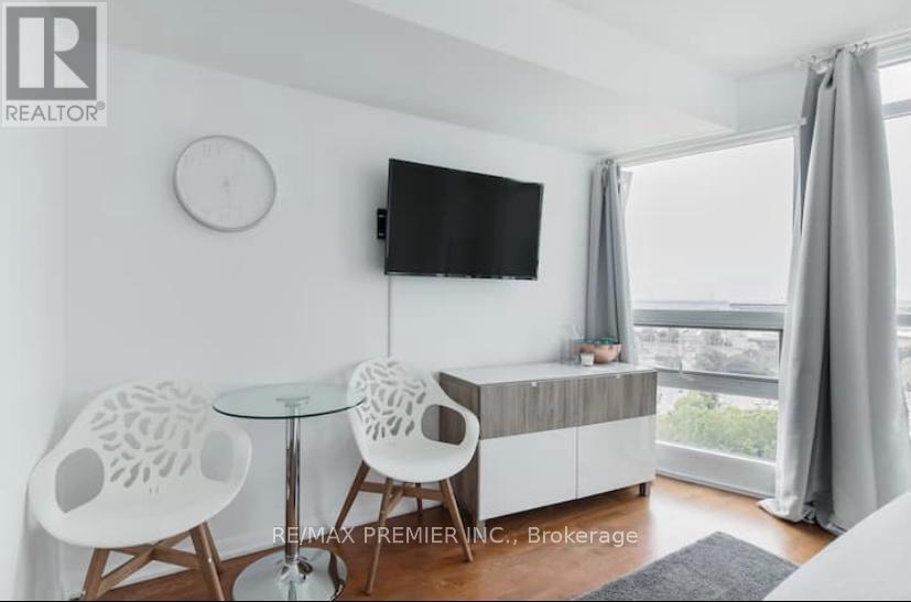 Photo principale - 215-1215 Fort York Blvd